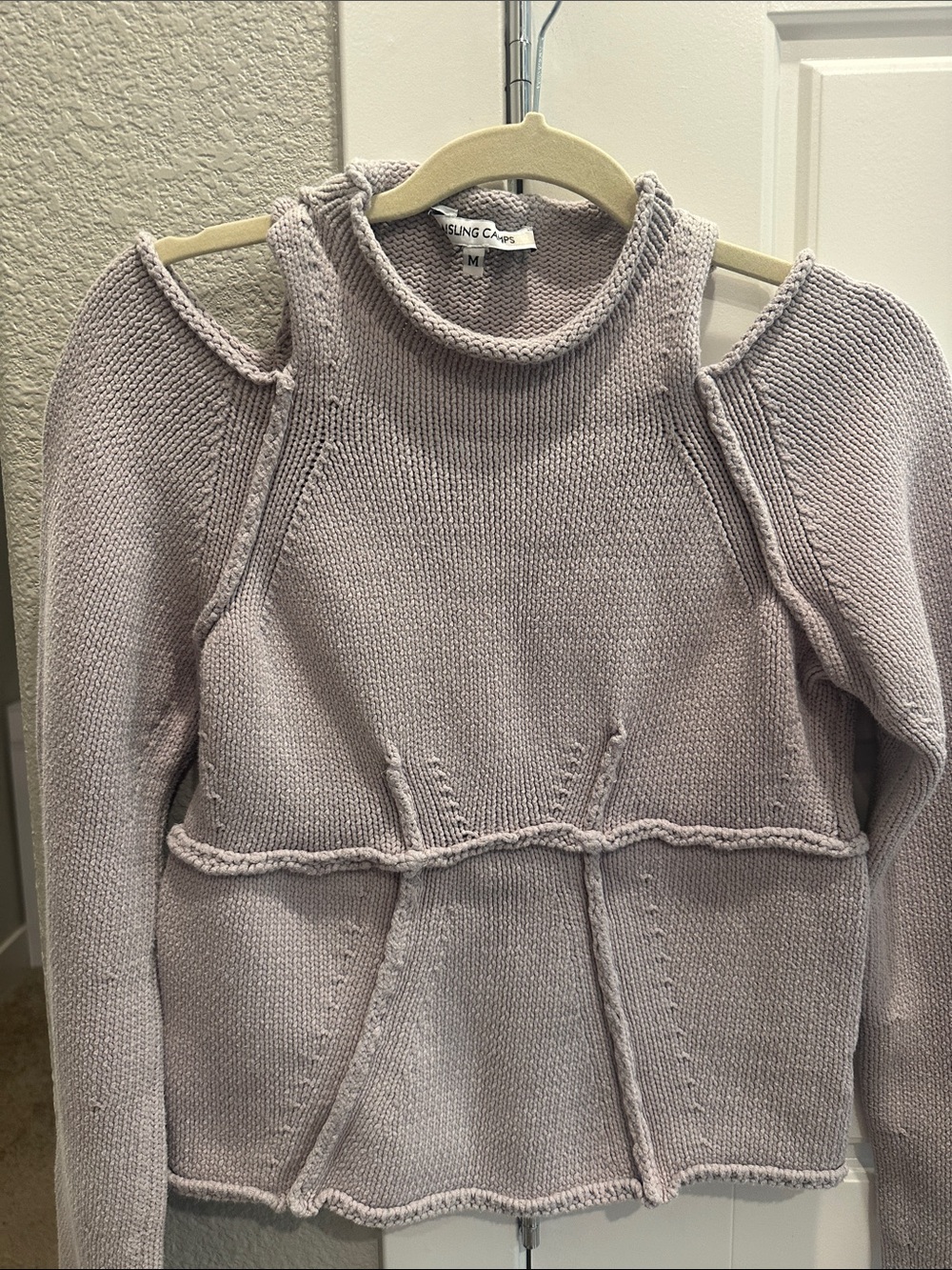 Cut-Out Shoulder Knit Sweater in Light Mauve